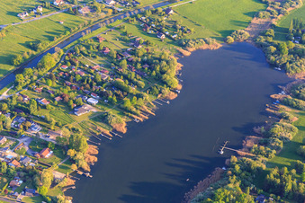 Vue aérienne de Quai pour bateaux à l'Étang de la Blanche Chaussée à Diane-Capelle dans le département Moselle, France