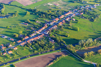 Vue aérienne de Village-rue sur le Canal des Houllères de la Sarre à Diane-Capelle dans le département Moselle, France