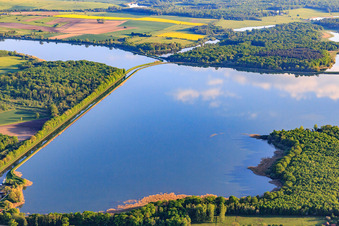 Vue aérienne de Intersection des deux canaux, le canal Rhin-Marne et le canal des houllères de la Sarre dans les lacs Le Petit Étang et Le Grand Ruisseau à Gondrexange dans le département Moselle, France