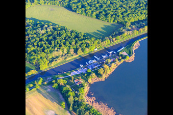 Vue aérienne de Port de plaisance du Port du Houillon sur le Canal des Houllères de la Sarre à Gondrexange dans le département Moselle, France