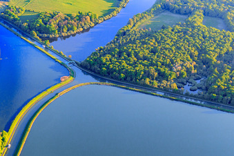 Photographie aérienne de Intersection des deux canaux, le canal Rhin-Marne et le canal des houllères de la Sarre dans les lacs Le Petit Étang et Le Grand Ruisseau à Gondrexange dans le département Moselle, France