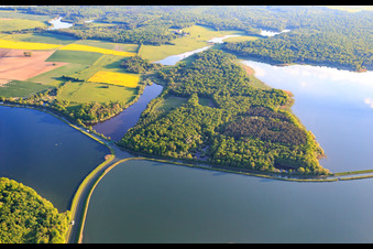Vue oblique de Intersection des deux canaux, le canal Rhin-Marne et le canal des houllères de la Sarre dans les lacs Le Petit Étang et Le Grand Ruisseau à Gondrexange dans le département Moselle, France