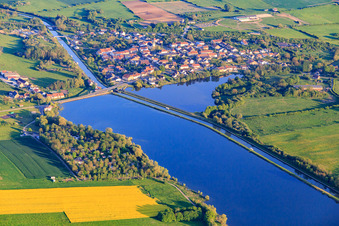 Vue aérienne de Vue de la ville sur le canal Rhin-Marne à Gondrexange dans le département Moselle, France