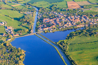 Vue aérienne de Vue de la ville sur le canal Rhin-Marne à Gondrexange dans le département Moselle, France
