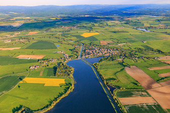 Vue aérienne de Vue d'ensemble du canal Rhin-Marne depuis l'ouest à Gondrexange dans le département Moselle, France