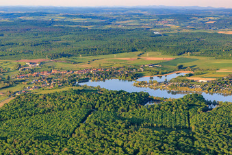Vue aérienne de Vue de la ville au bord du lac de Mittersheim depuis l'ouest à Mittersheim dans le département Moselle, France