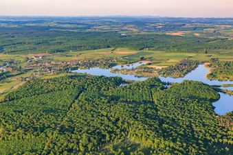 Vue aérienne de Vue de la ville au bord du lac de Mittersheim depuis l'ouest à Mittersheim dans le département Moselle, France
