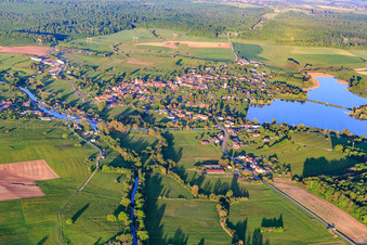 Vue oblique de Vue de la ville au bord du lac de Mittersheim depuis l'ouest à Mittersheim dans le département Moselle, France