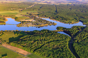 Vue aérienne de CENTRE NATURE & SPORT à Mittersheimer See vu de l'ouest à Mittersheim dans le département Moselle, France
