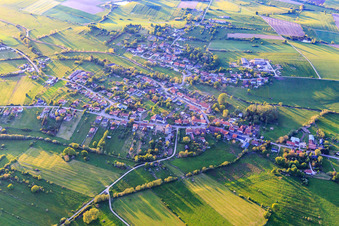 Vue aérienne de Vue du village depuis le sud à Vibersviller dans le département Moselle, France