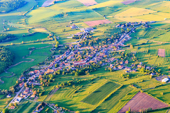 Vue aérienne de Vue du village depuis le sud à Altwiller dans le département Bas Rhin, France