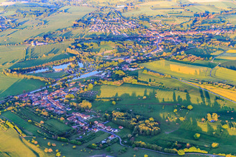 Vue aérienne de Vue du village sur le canal des houllères de la Sarre depuis l'ouest à Bissert dans le département Bas Rhin, France