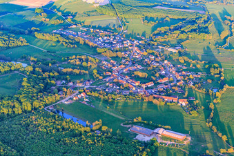 Vue aérienne de Vue du village depuis l'ouest à Schopperten dans le département Bas Rhin, France