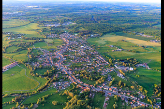 Vue aérienne de Vue de la ville depuis le sud-ouest à Keskastel dans le département Bas Rhin, France