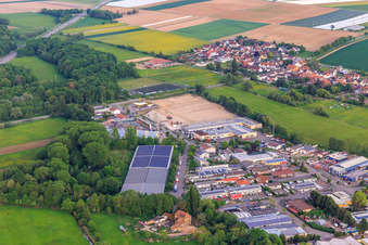 Vue aérienne de Chantier de construction pour le développement du nouveau parc logistique de HANSAINVEST et DFI-Real-Estate Kandel après la démolition du marché OBI à le quartier Minderslachen in Kandel dans le département Rhénanie-Palatinat, Allemagne