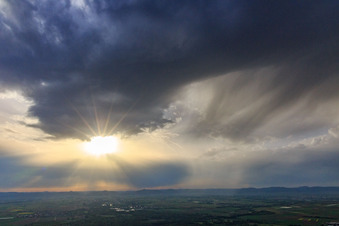 Vue aérienne de Nuages de pluie sur le Palatinat du Sud à Rohrbach dans le département Rhénanie-Palatinat, Allemagne