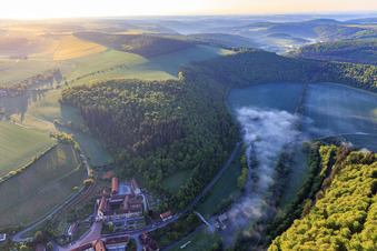 Photographie aérienne de Hôtel Kloster Bronnbach avec jardin de l'abbaye, église abbatiale de l'Assomption de Marie et monastère des Missionnaires de la Sainte Famille Bronnbach à le quartier Bronnbach in Wertheim dans le département Bade-Wurtemberg, Allemagne