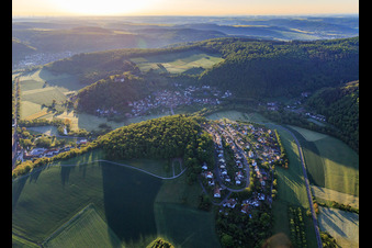 Vue aérienne de Village dans une boucle de la Tauber à le quartier Gamburg in Werbach dans le département Bade-Wurtemberg, Allemagne