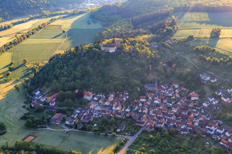 Vue aérienne de Place en contrebas du château et du parc du château Gamburg à le quartier Gamburg in Werbach dans le département Bade-Wurtemberg, Allemagne