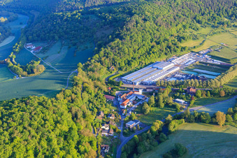 Vue aérienne de Halls de production de HOFMANN NATURSTEIN GmbH & Co. KG à le quartier Gamburg in Werbach dans le département Bade-Wurtemberg, Allemagne