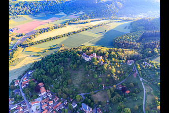Vue aérienne de Place en contrebas du château et du parc du château Gamburg à le quartier Gamburg in Werbach dans le département Bade-Wurtemberg, Allemagne