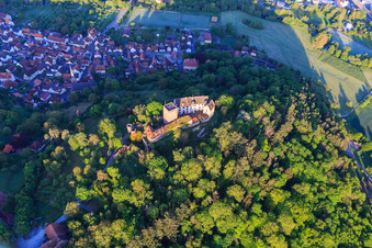 Vue aérienne de Château et parc du château Gamburg au-dessus du village du même nom dans la vallée de la Tauber à le quartier Gamburg in Werbach dans le département Bade-Wurtemberg, Allemagne