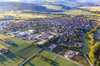 Vue aérienne de Vue du charmant Taubertal le matin depuis le nord-ouest à Werbach dans le département Bade-Wurtemberg, Allemagne