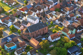 Vue aérienne de Église Saint-Martin à Werbach dans le département Bade-Wurtemberg, Allemagne