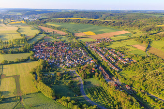 Vue aérienne de Vue du magnifique Taubertal le matin depuis le nord à le quartier Hochhausen in Tauberbischofsheim dans le département Bade-Wurtemberg, Allemagne