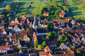 Vue aérienne de Église de Saint-Pancras à le quartier Hochhausen in Tauberbischofsheim dans le département Bade-Wurtemberg, Allemagne
