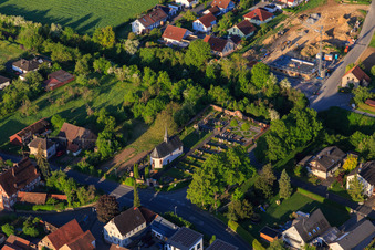 Vue aérienne de Cimetière Hochhausen avec chapelle du cimetière St. Johann Baptist à le quartier Hochhausen in Tauberbischofsheim dans le département Bade-Wurtemberg, Allemagne