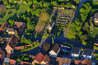 Vue aérienne de Cimetière Hochhausen avec chapelle du cimetière St. Johann Baptist à le quartier Hochhausen in Tauberbischofsheim dans le département Bade-Wurtemberg, Allemagne