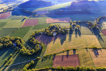 Vue aérienne de Cours de rivière sinueux dans la charmante vallée de la Tauber le matin depuis l'ouest à le quartier Hochhausen in Tauberbischofsheim dans le département Bade-Wurtemberg, Allemagne