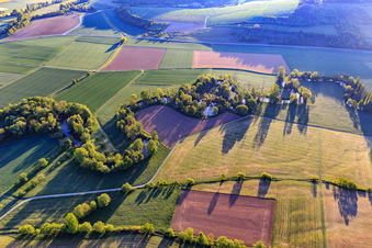 Vue aérienne de Cours de rivière sinueux dans la charmante vallée de la Tauber le matin depuis l'ouest à le quartier Hochhausen in Tauberbischofsheim dans le département Bade-Wurtemberg, Allemagne