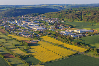 Vue aérienne de Vue de la ville dans le charmant Taubertal le matin depuis le nord à Tauberbischofsheim dans le département Bade-Wurtemberg, Allemagne