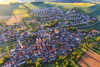 Vue aérienne de Vue du charmant Taubertal le matin depuis le nord-ouest à le quartier Impfingen in Tauberbischofsheim dans le département Bade-Wurtemberg, Allemagne