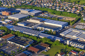 Vue aérienne de VS United Special Furniture Factories GmbH & Co. KG à Tauberbischofsheim dans le département Bade-Wurtemberg, Allemagne