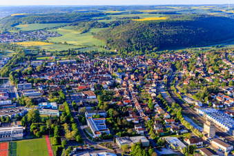 Vue aérienne de Vue de la belle vallée du Taubertal le matin depuis le nord avec l'agence pour l'emploi Tauberbischofsheim à Tauberbischofsheim dans le département Bade-Wurtemberg, Allemagne