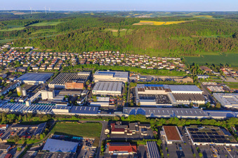 Vue aérienne de VS United Special Furniture Factories GmbH & Co. KG à Tauberbischofsheim dans le département Bade-Wurtemberg, Allemagne