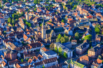 Vue aérienne de Église Saint-Martin derrière le bureau du district de Main-Tauber avec l'association touristique Liebliches Taubertal à Tauberbischofsheim dans le département Bade-Wurtemberg, Allemagne