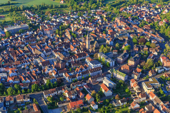 Vue aérienne de Vieille ville historique à Tauberbischofsheim dans le département Bade-Wurtemberg, Allemagne