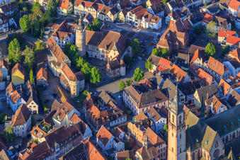 Vue aérienne de Musée du paysage franconien de Tauber dans l'électorat de Mayence Château avec donjon à Tauberbischofsheim dans le département Bade-Wurtemberg, Allemagne