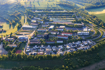 Vue aérienne de Quartier de Laurentiusberg vu de l'ouest avec MVZ am Laurentiusberg, TS Fassaden et Kolping Education Center à Tauberbischofsheim dans le département Bade-Wurtemberg, Allemagne