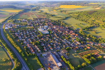Vue aérienne de Vue du nord le matin dans la vallée de la Tauber à le quartier Distelhausen in Tauberbischofsheim dans le département Bade-Wurtemberg, Allemagne