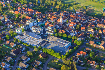 Vue aérienne de Installations de la Distelhäuser Brauerei Ernst Bauer GmbH & Co.KG au centre-ville à le quartier Distelhausen in Tauberbischofsheim dans le département Bade-Wurtemberg, Allemagne