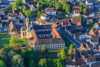 Vue aérienne de Ancien monastère Gerlachsheim avec école Nardini et centre éducatif inab – Jeunesse, éducation et carrière. près de l'église de la Sainte-Croix à le quartier Gerlachsheim in Lauda-Königshofen dans le département Bade-Wurtemberg, Allemagne