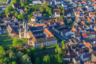 Vue aérienne de Ancien monastère Gerlachsheim avec école Nardini et centre éducatif inab – Jeunesse, éducation et carrière. près de l'église de la Sainte-Croix à le quartier Gerlachsheim in Lauda-Königshofen dans le département Bade-Wurtemberg, Allemagne