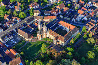 Photographie aérienne de Ancien monastère Gerlachsheim avec école Nardini et centre éducatif inab – Jeunesse, éducation et carrière. près de l'église de la Sainte-Croix à le quartier Gerlachsheim in Lauda-Königshofen dans le département Bade-Wurtemberg, Allemagne