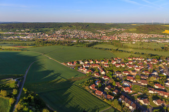 Vue aérienne de Friedhofstr à le quartier Gerlachsheim in Lauda-Königshofen dans le département Bade-Wurtemberg, Allemagne