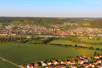 Vue aérienne de Vue de l'ouest le matin dans la vallée de la Tauber à le quartier Lauda in Lauda-Königshofen dans le département Bade-Wurtemberg, Allemagne